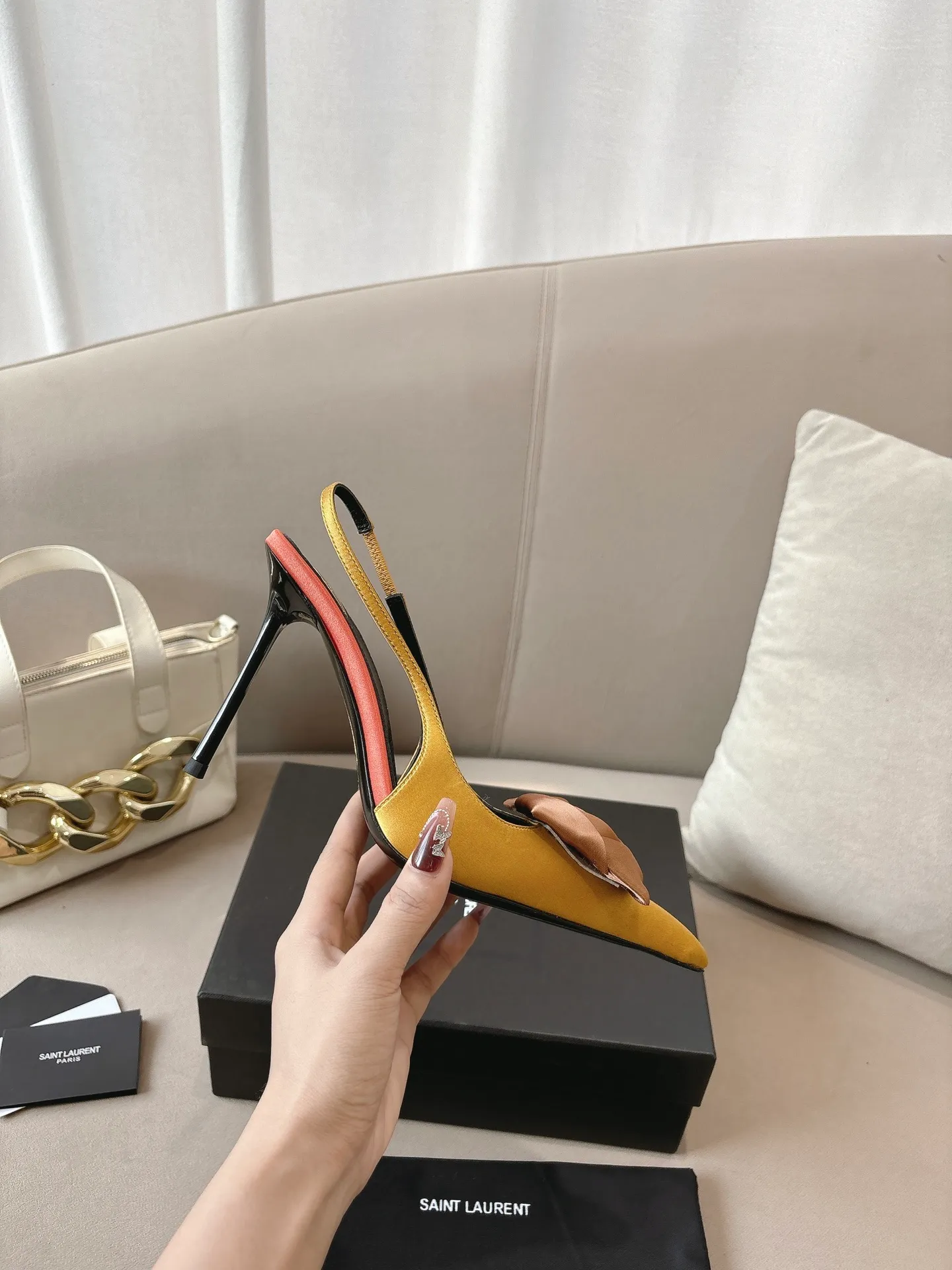 👟👟Ex-factory price 680👟👟 Saint Laurent ysl 25ss/autumn and winter ready-to-wear flower series catwalk style high heels. The toe and contrasting color design make the final effect quite impressive. The different colors are also very beautiful. Straight heels, curved heels, with flowers, and without flowers can be selected. Only YSL understands women’s hearts best and does not accept refutation. It is a super invincible feminine artifact, a must-have for women (z-brand full-body customization, own molded hardware accessories, perfect consistency) ✔ Upper: imported cow patent leather ✔ Inner lining: imported 🐑 goat leather ✔ Sole: imported genuine leather outsole ✔ Heel height: 10.5cm ✔ Size: 36-39 (40, 41, 42 can be customized and non-returnable) Flower style (full set of packaging)